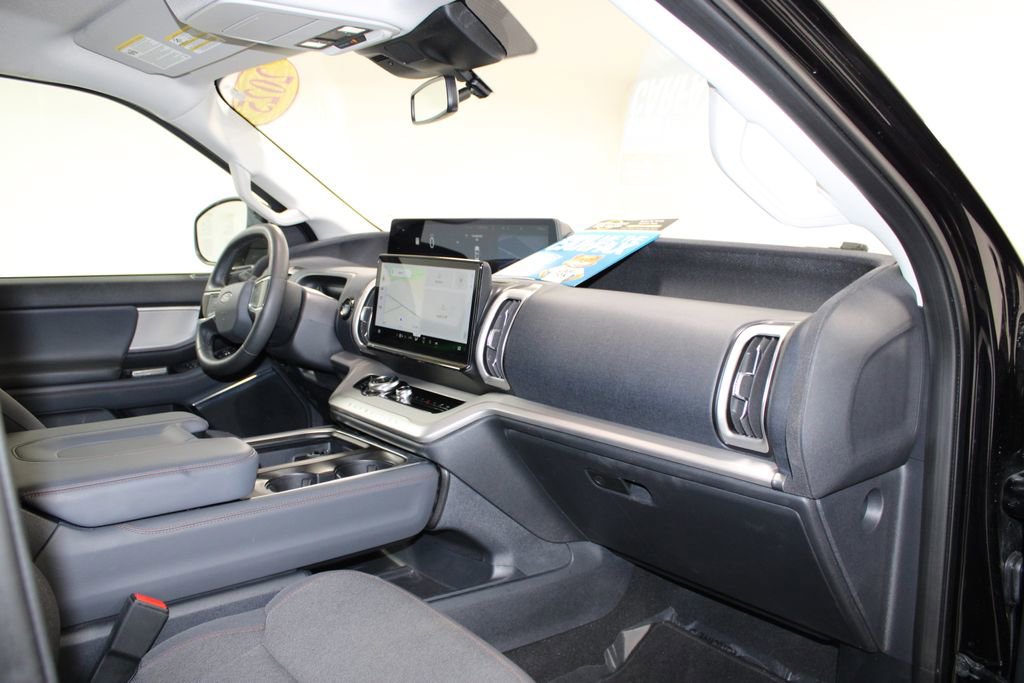 Used 2025 Ford Expedition Active image 31