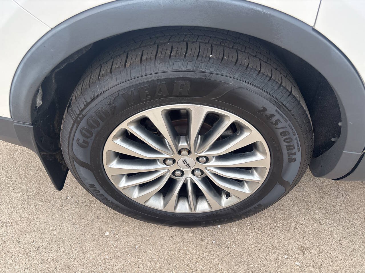 Used 2016 Lincoln MKX Select FWD image 11