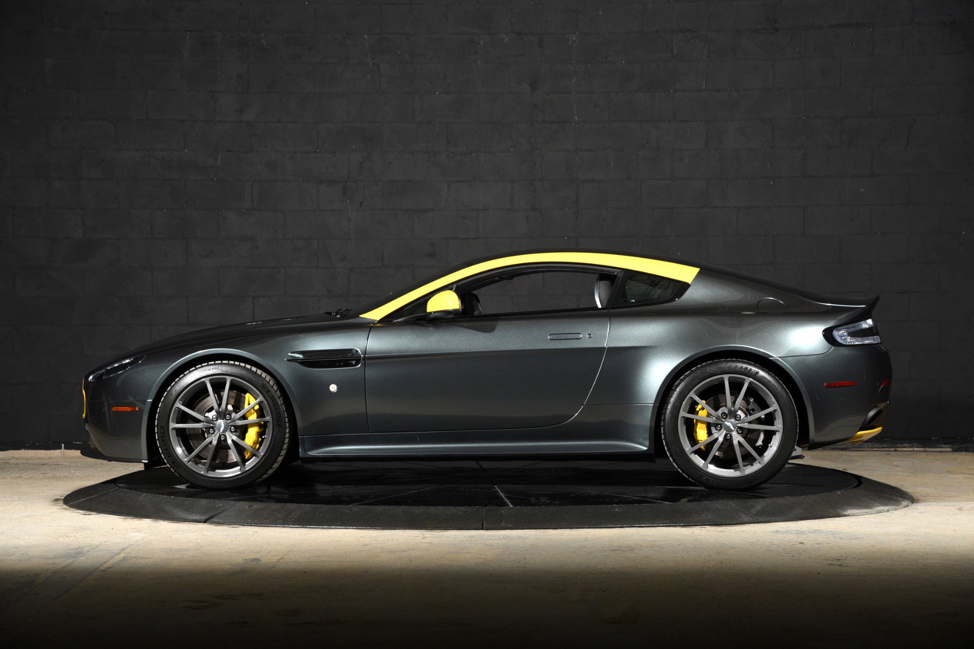 Used 2016 Aston Martin V8 Vantage GT RWD image 27