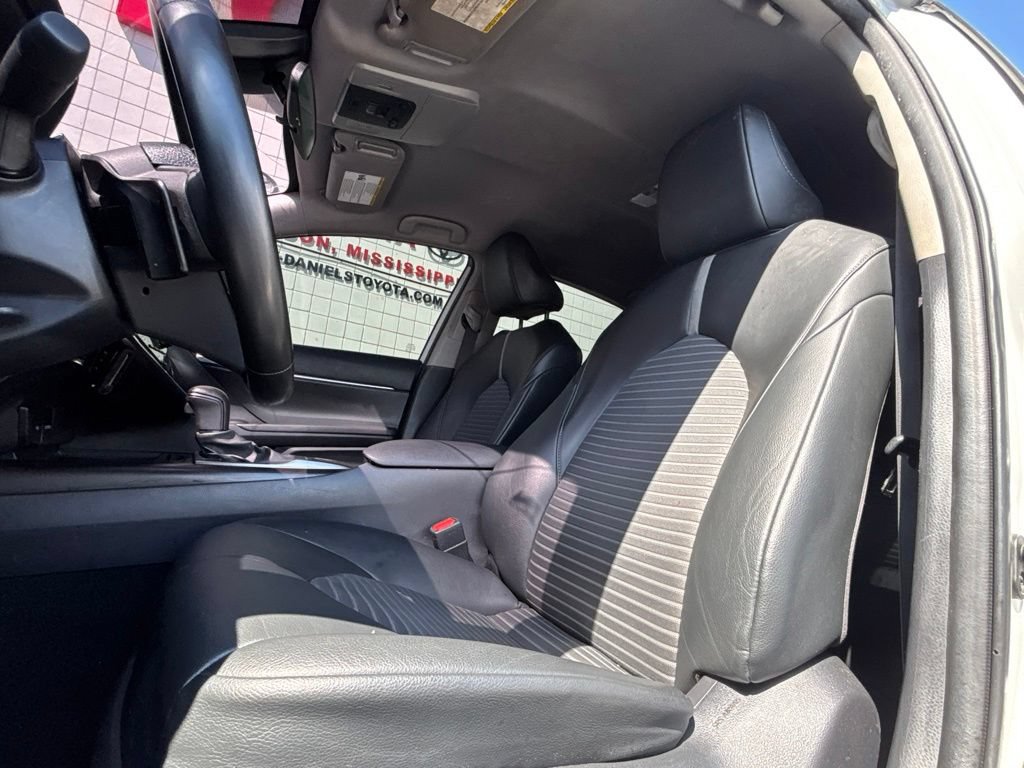 Used 2023 Toyota Camry SE FWD image 3