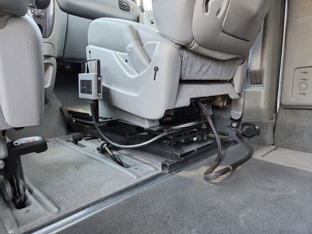 Used 2005 Dodge Grand Caravan SXT w/ Leather Interior Group FWD image 10