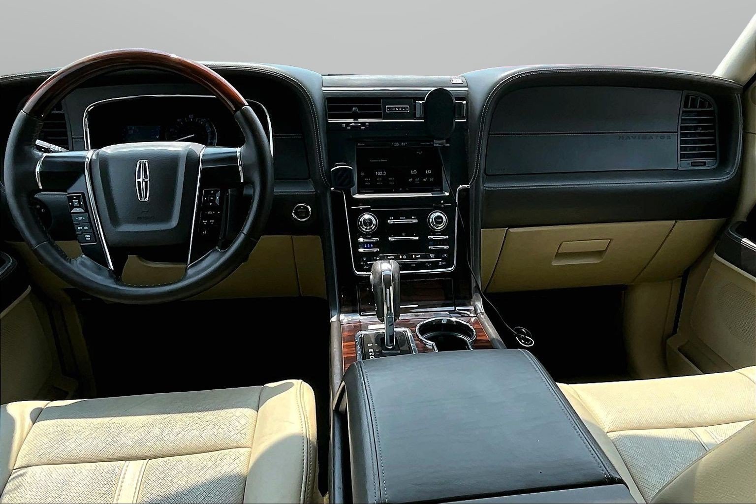 Used 2015 Lincoln Navigator 4WD w/ Equipment Group 101A Reserve image 14