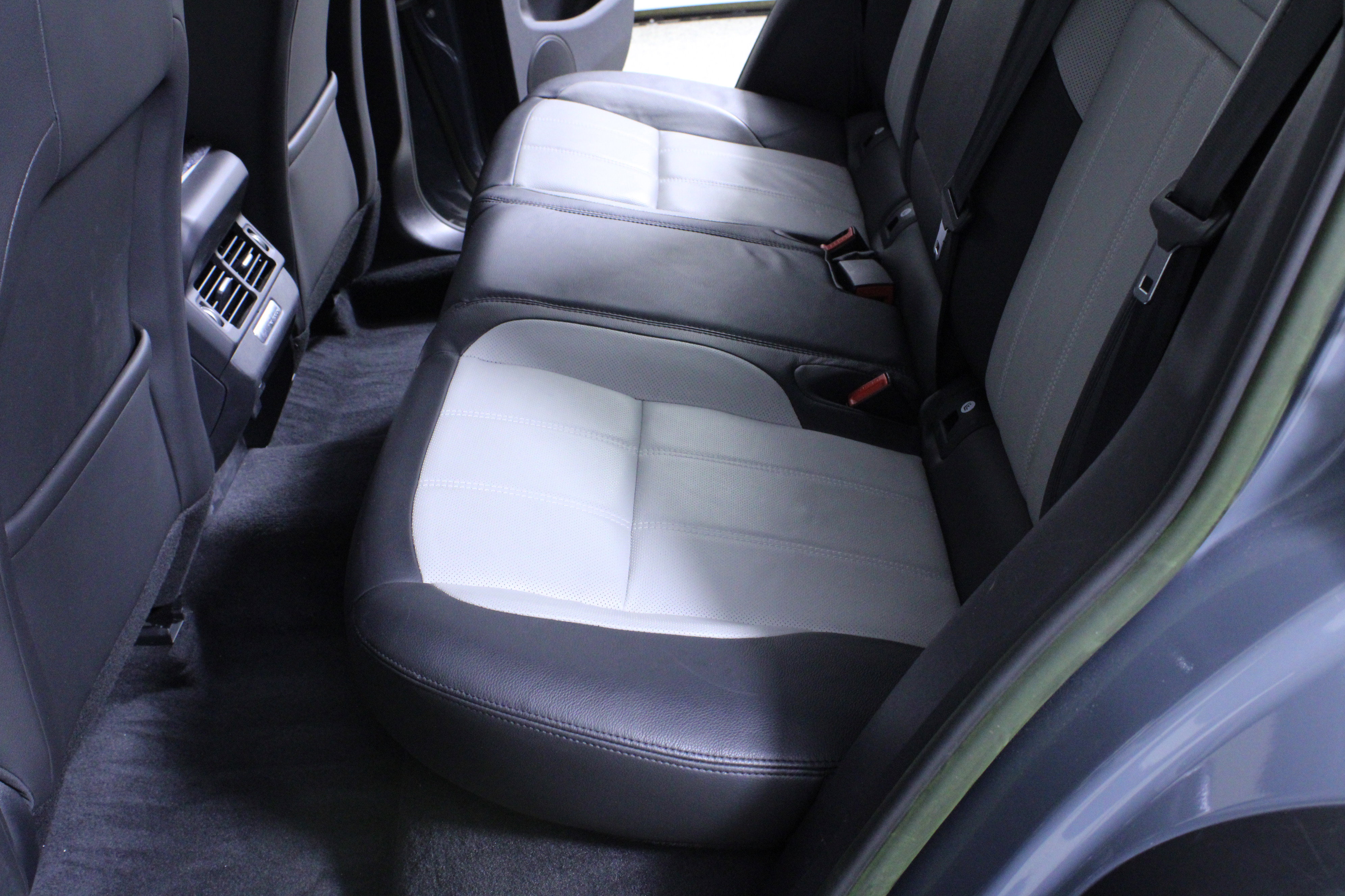 Used 2023 Land Rover Range Rover Evoque R-Dynamic SE image 12