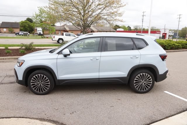 Used 2025 Volkswagen Taos SE FWD image 5