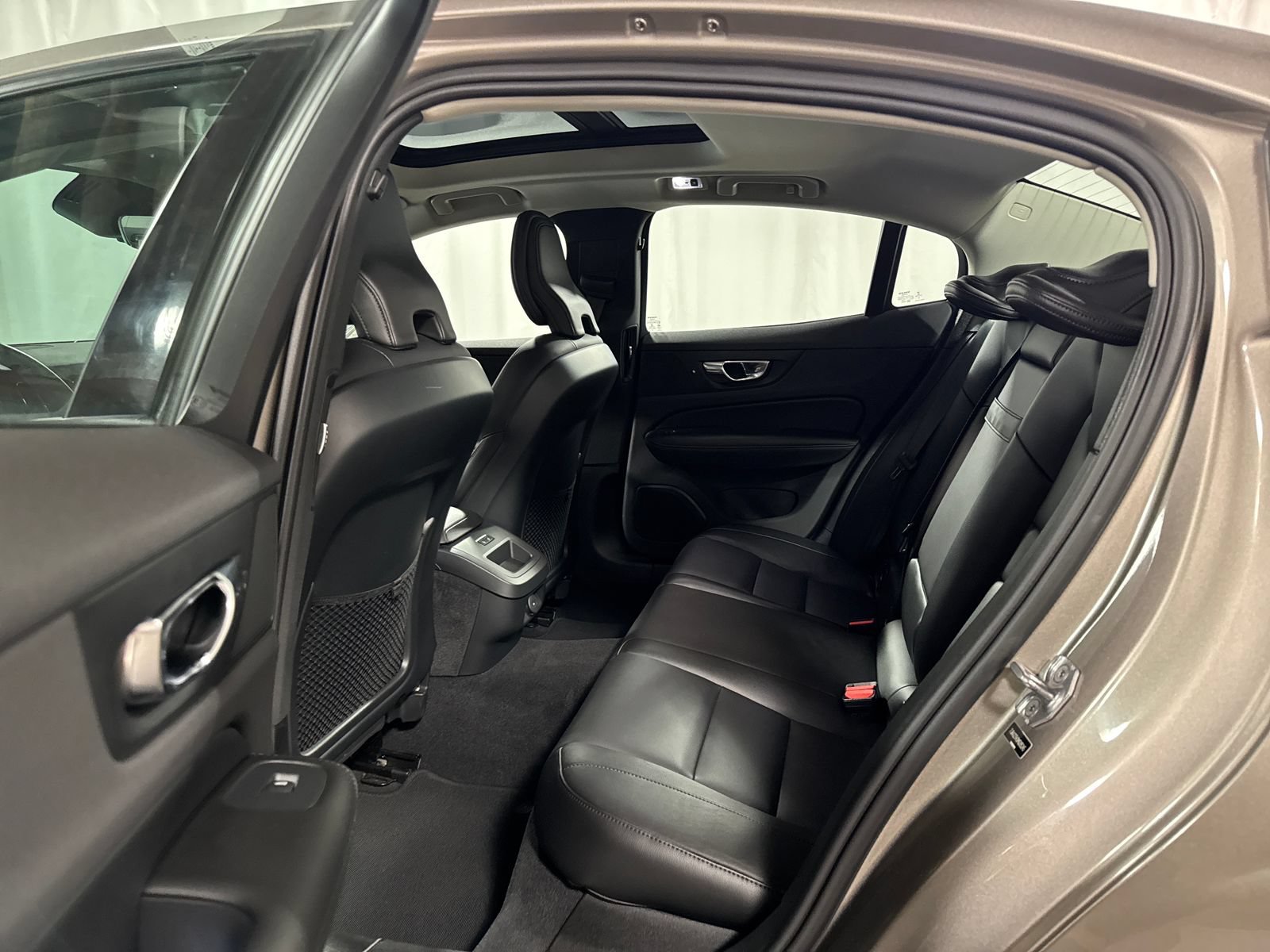 Used 2021 Volvo S60 T6 Momentum w/ Premium Package AWD/4WD image 5