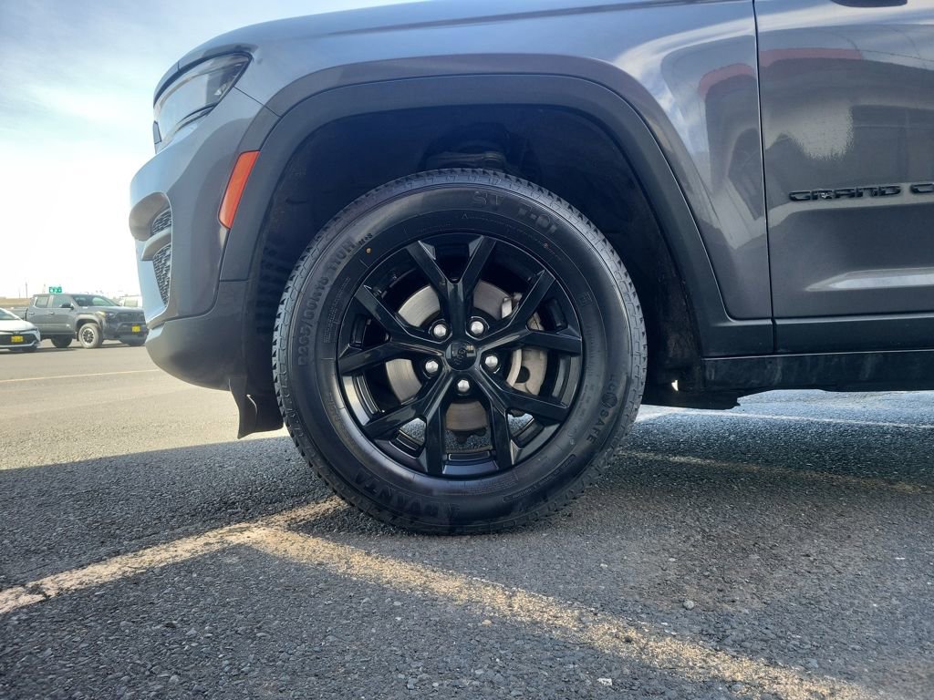 Used 2024 Jeep Grand Cherokee Altitude image 25