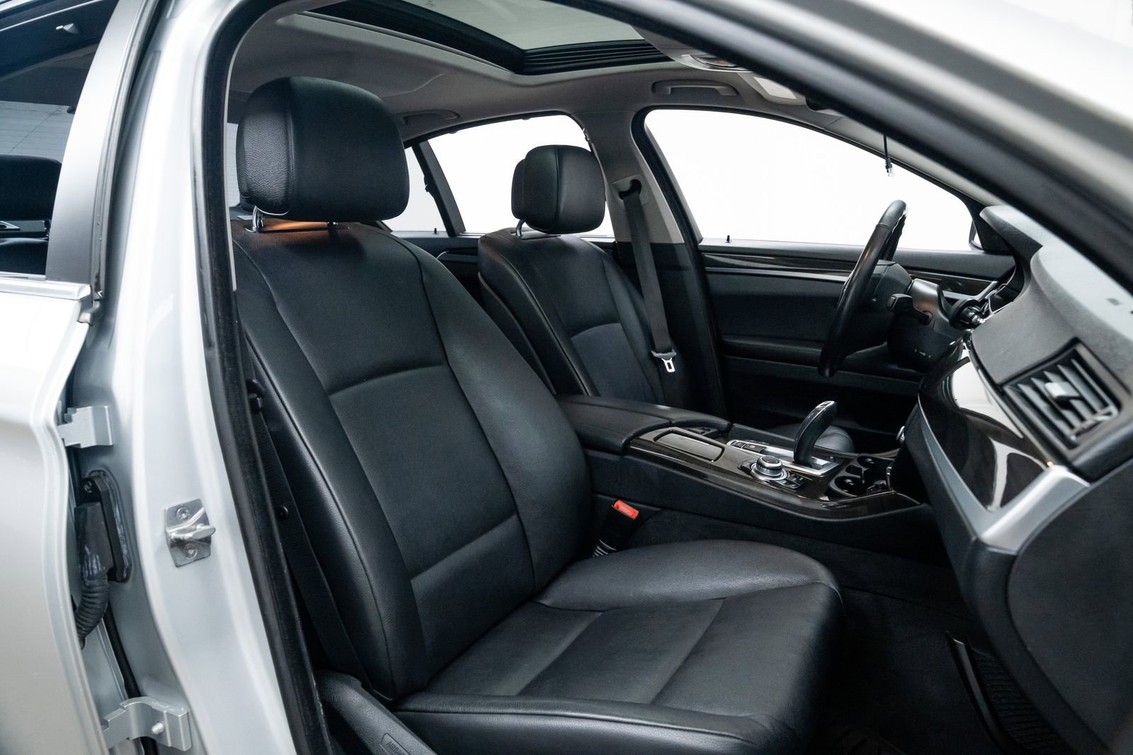 Used 2011 BMW 535i xDrive Sedan AWD/4WD image 25