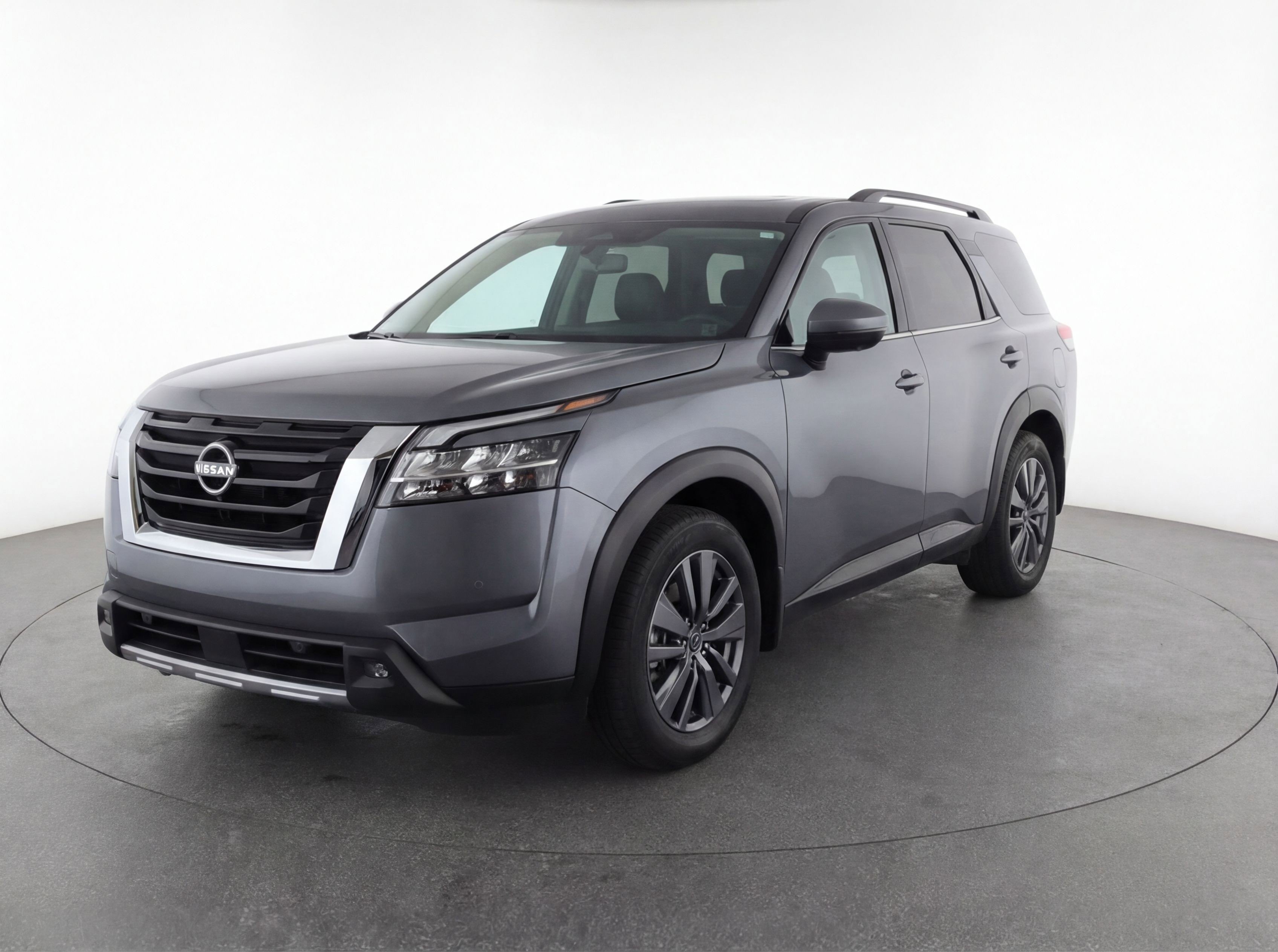 Used 2024 Nissan Pathfinder SV image 3