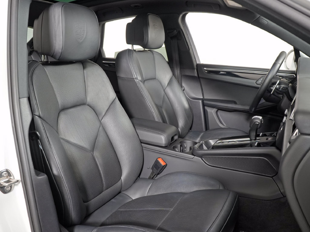 Certified 2023 Porsche Macan Turbo AWD/4WD image 40