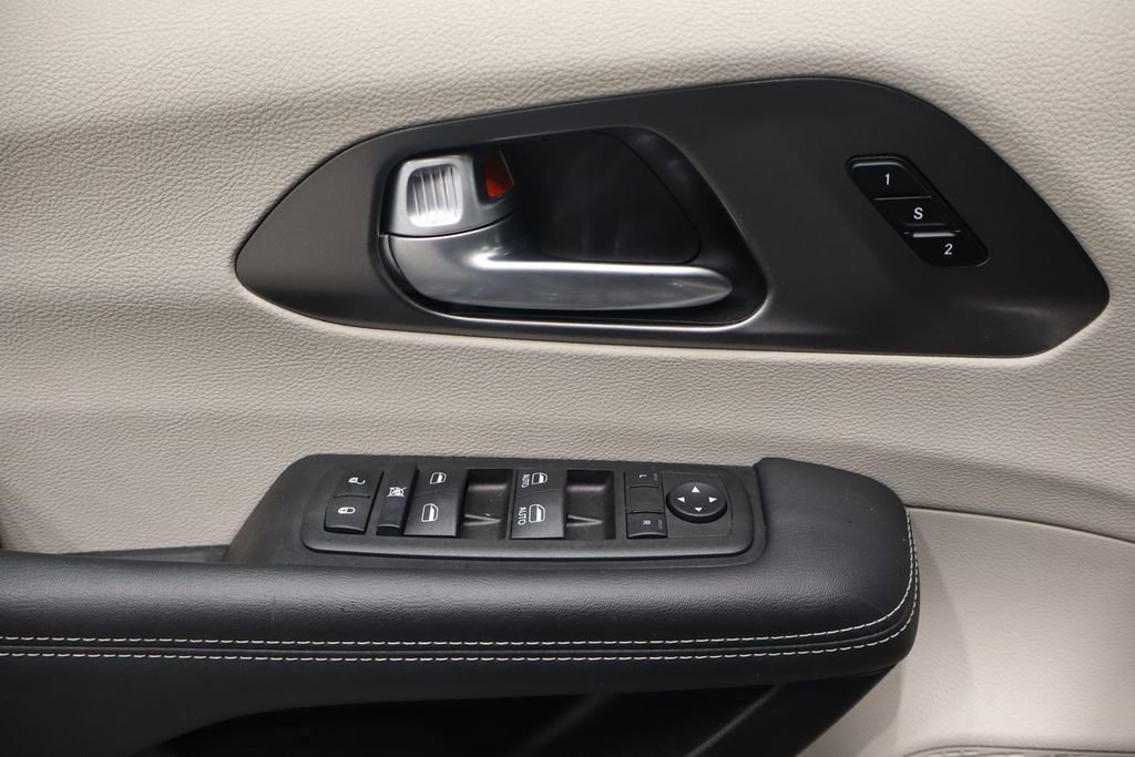Used 2024 Chrysler Pacifica Touring-L image 17