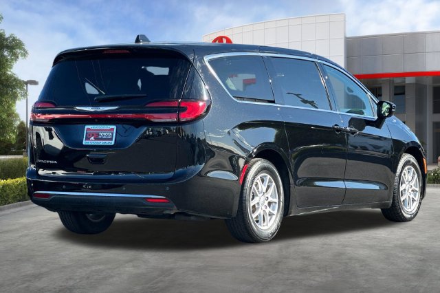 Used 2024 Chrysler Pacifica Touring-L FWD image 4