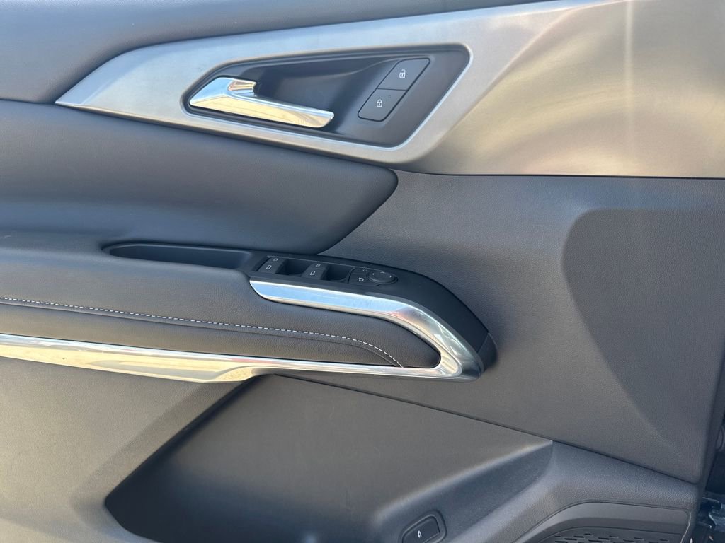 Used 2025 Chevrolet Traverse LT image 24