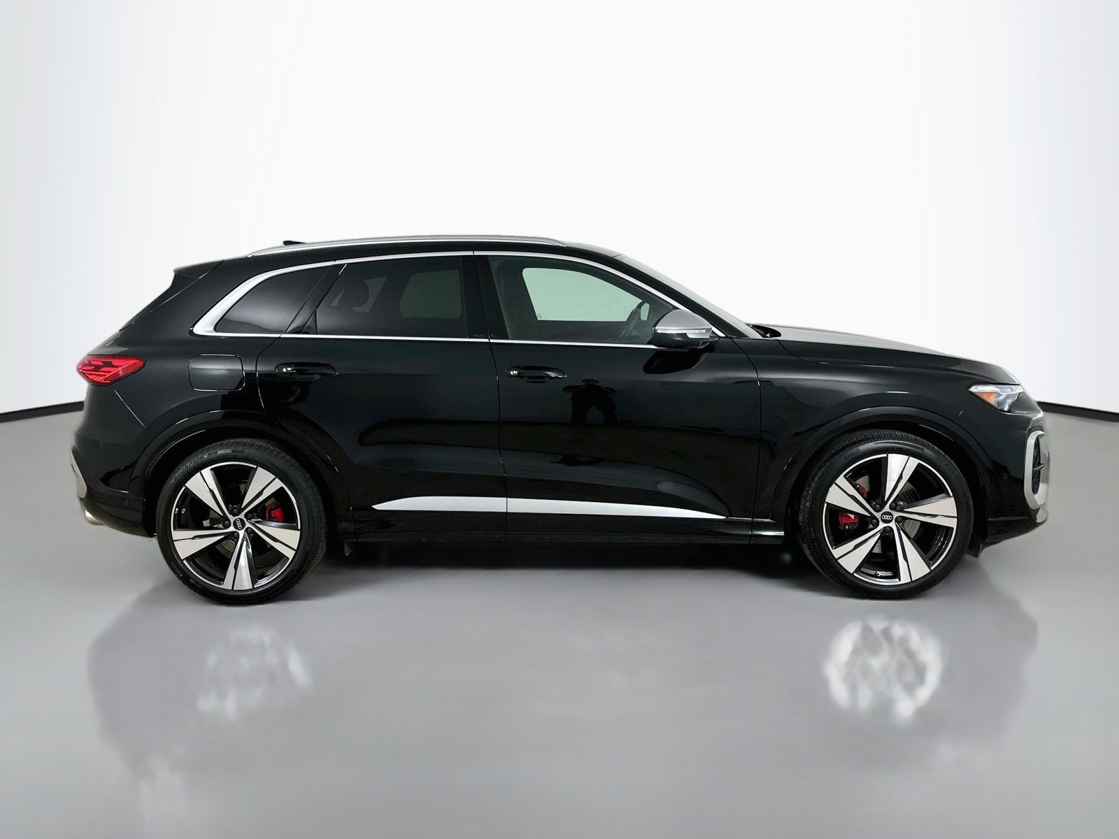 Certified 2025 Audi SQ5 Premium Plus AWD/4WD image 4