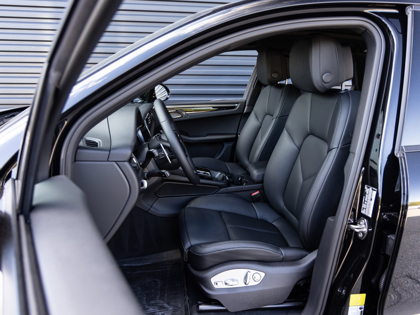 Certified 2026 Porsche Macan AWD/4WD image 5