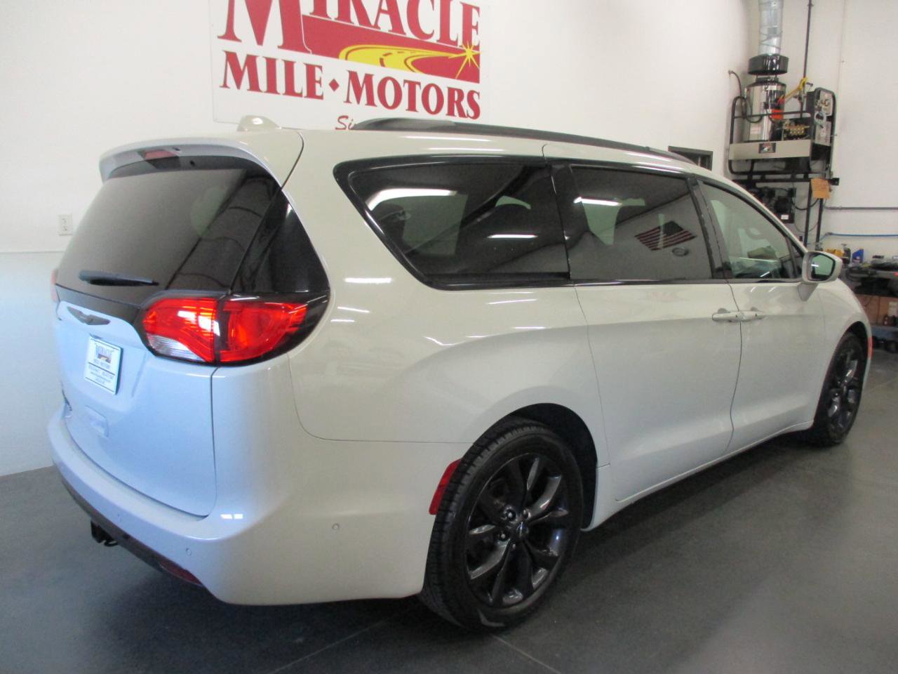 Used 2020 Chrysler Pacifica Touring-L Plus image 7