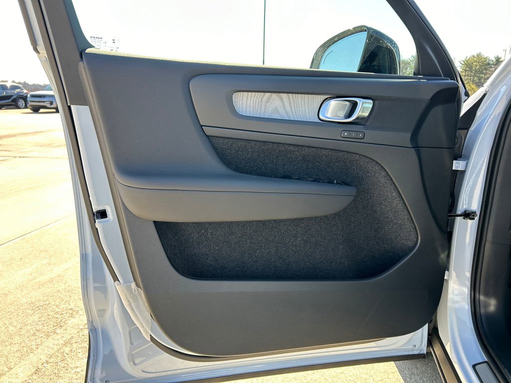 New 2026 Volvo XC40 B5 Plus w/ Climate Package AWD/4WD image 9