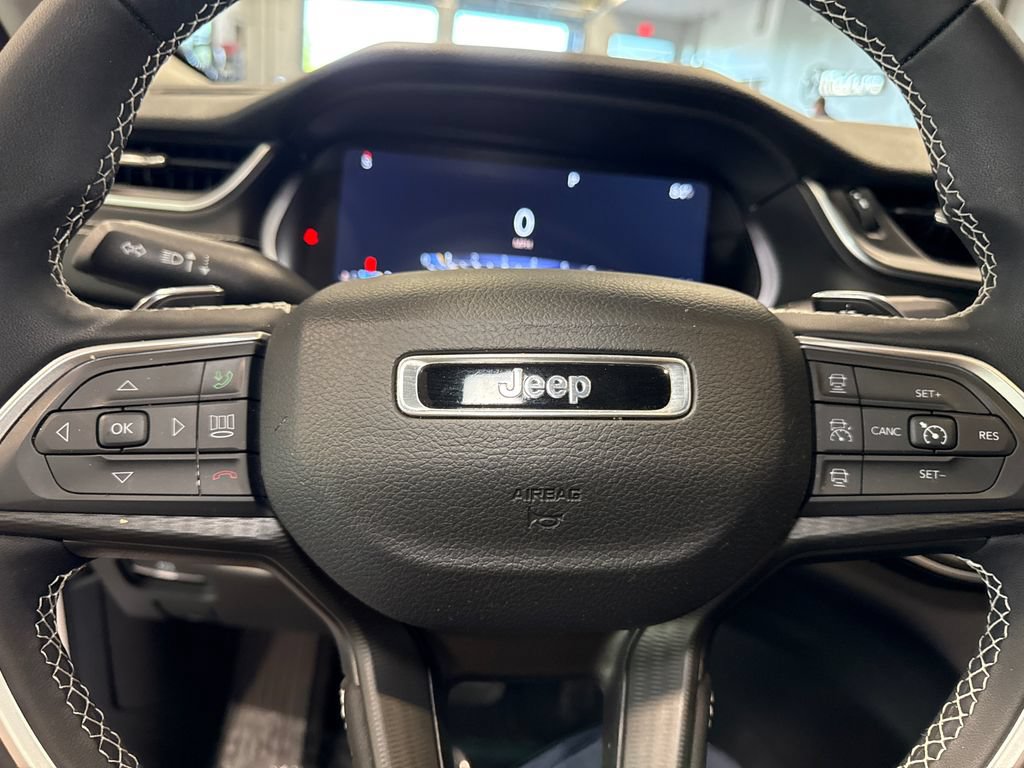 Used 2023 Jeep Grand Cherokee Laredo AWD/4WD image 20