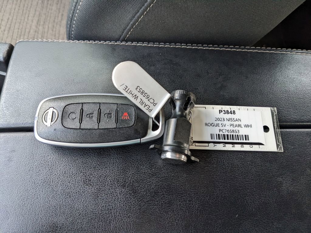 Used 2023 Nissan Rogue SV image 32