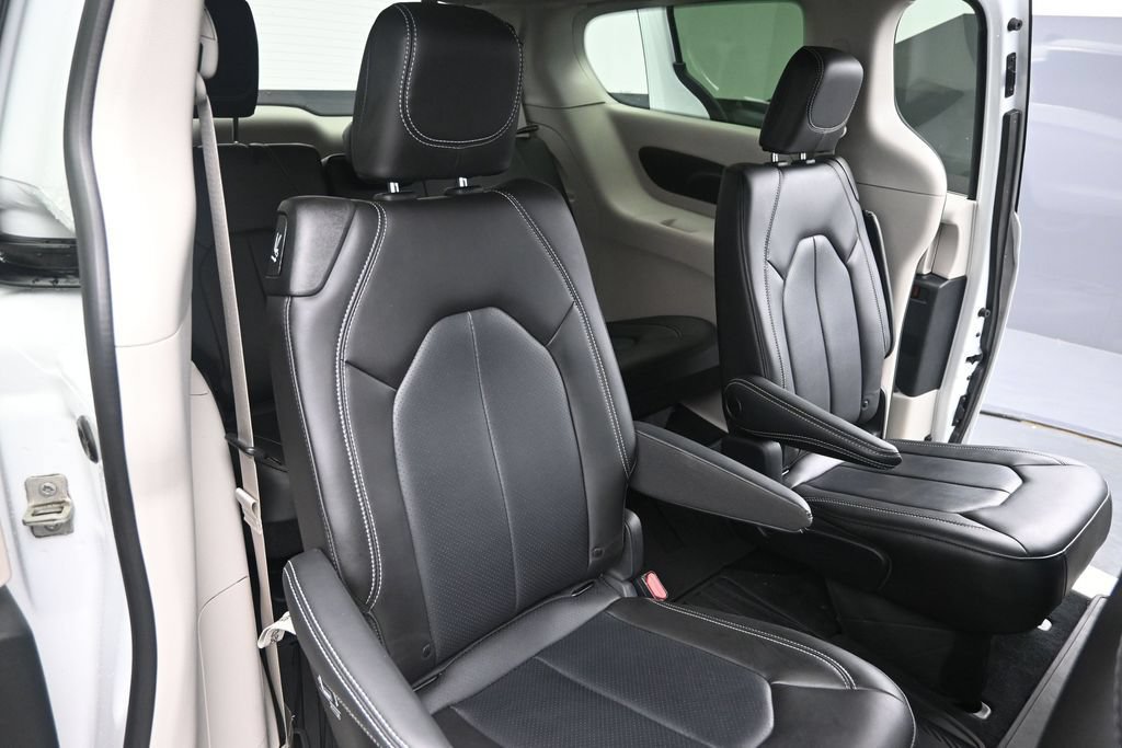 Used 2023 Chrysler Pacifica Touring-L AWD/4WD image 22