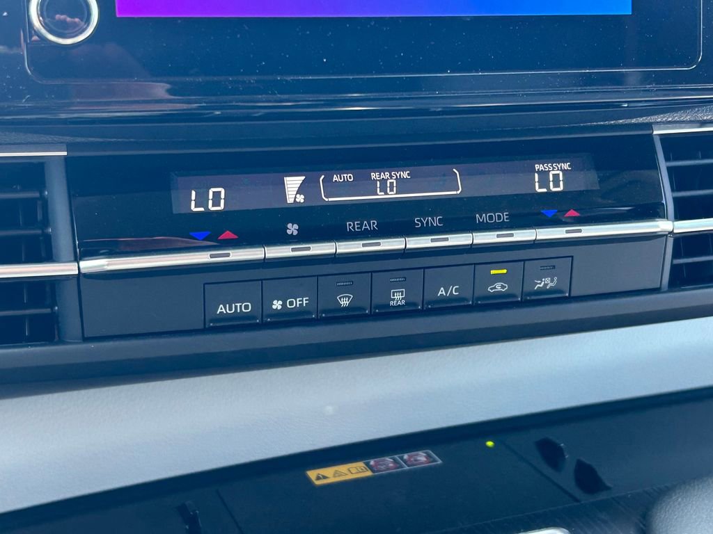 Used 2025 Toyota Sienna LE image 32