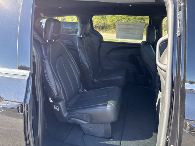 Used 2026 Chrysler Pacifica Select AWD/4WD image 11