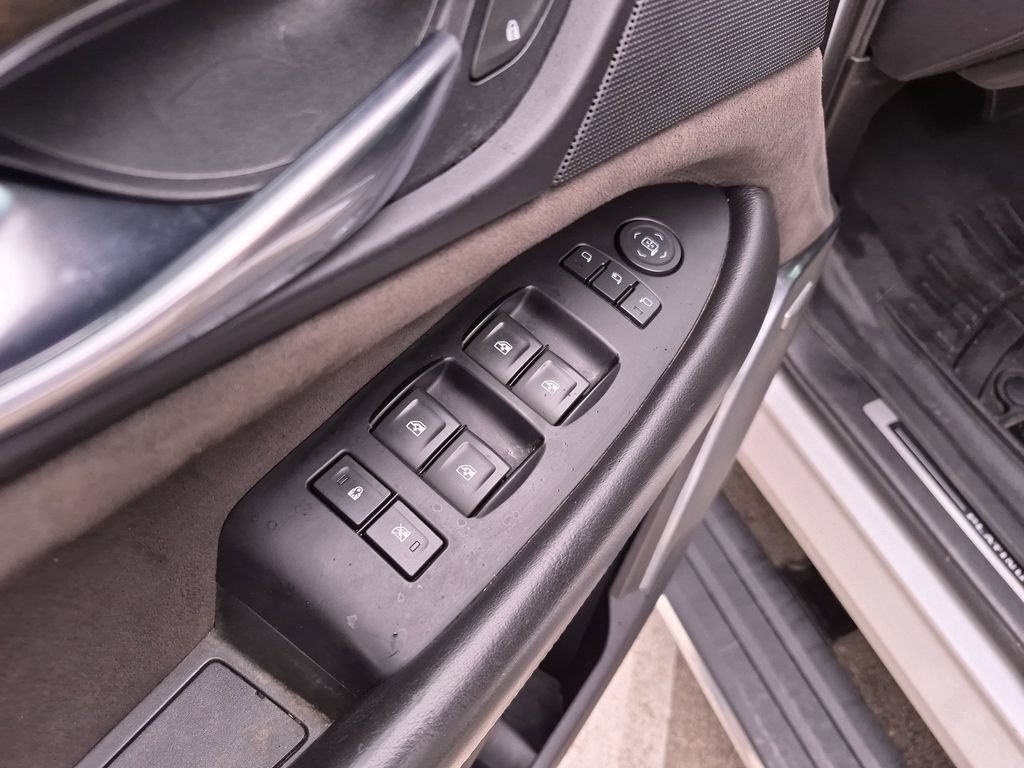 Used 2018 Cadillac Escalade Platinum AWD/4WD image 17