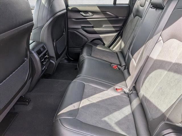 Used 2025 Jeep Grand Cherokee Altitude image 18