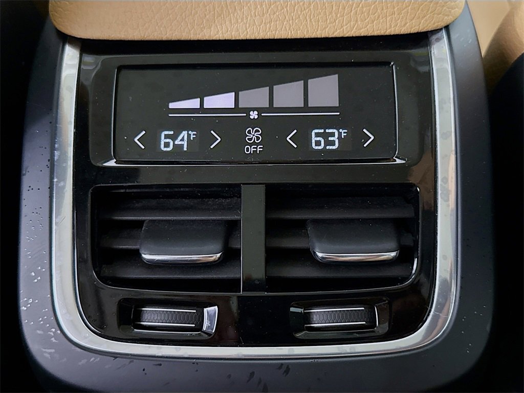 Used 2016 Volvo XC90 T6 Momentum w/ Vision Package image 26