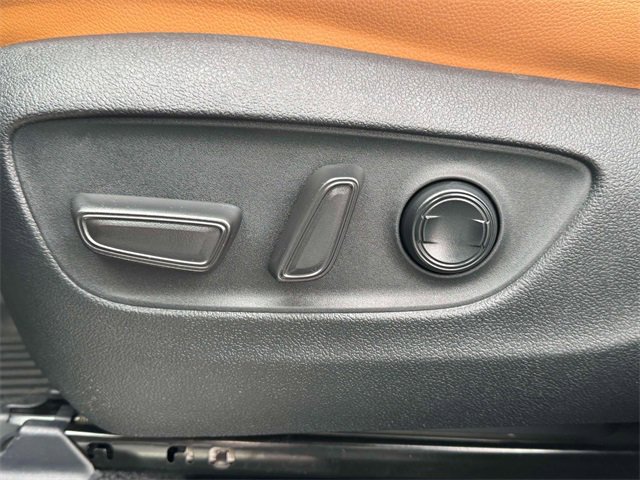 Used 2025 Toyota Highlander Platinum image 17