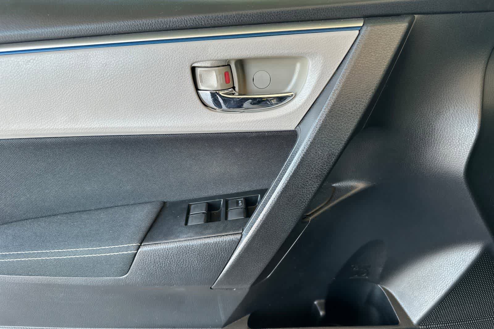 Used 2016 Toyota Corolla LE FWD image 12