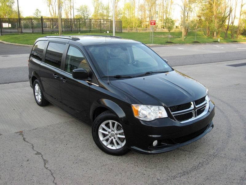 Used 2018 Dodge Grand Caravan SXT FWD image 2
