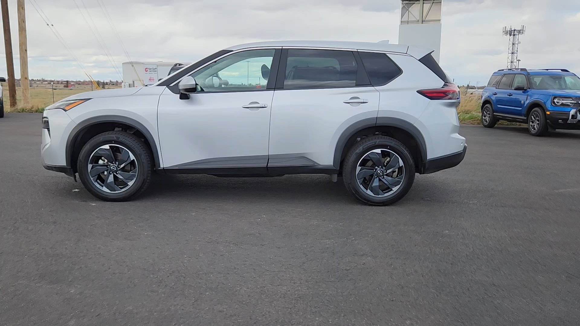 Used 2025 Nissan Rogue SV image 2