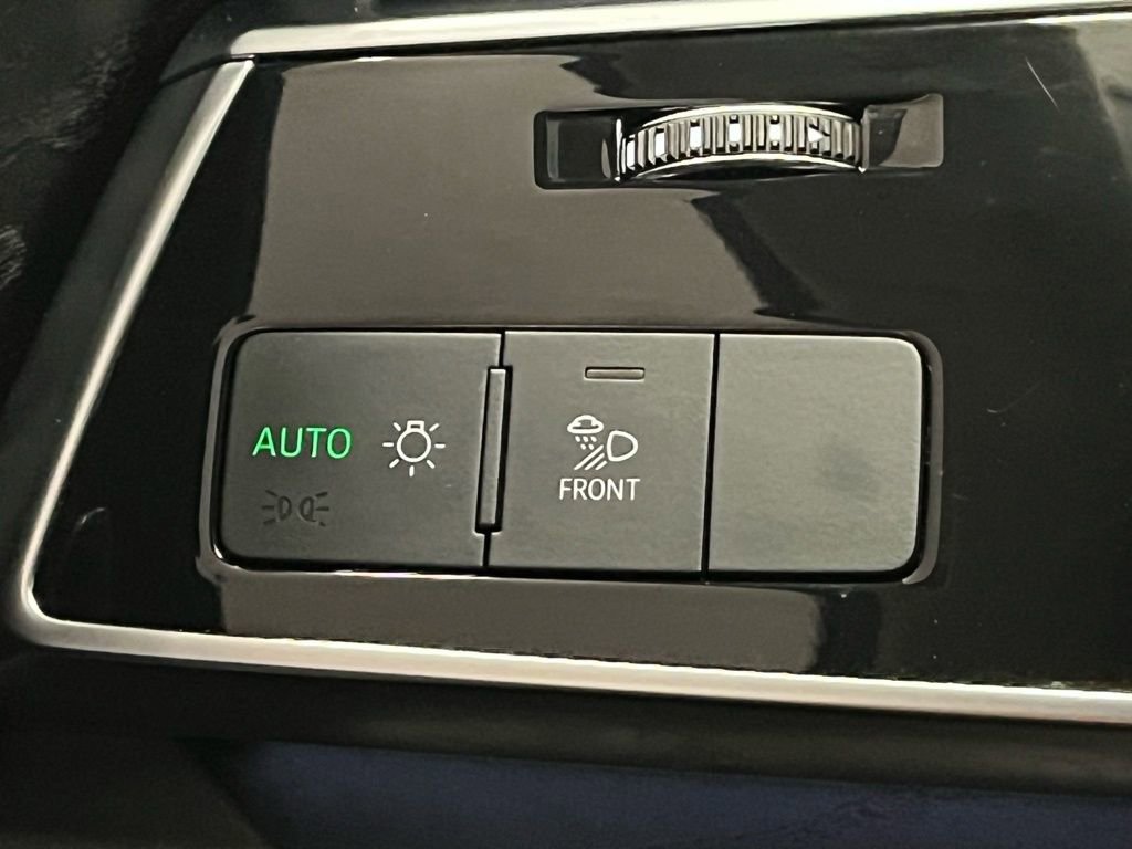 Used 2023 Audi Q8 Premium image 13