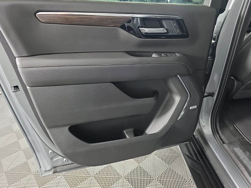 New 2025 Chevrolet Suburban Premier w/ Sun And Tow Package AWD/4WD image 31
