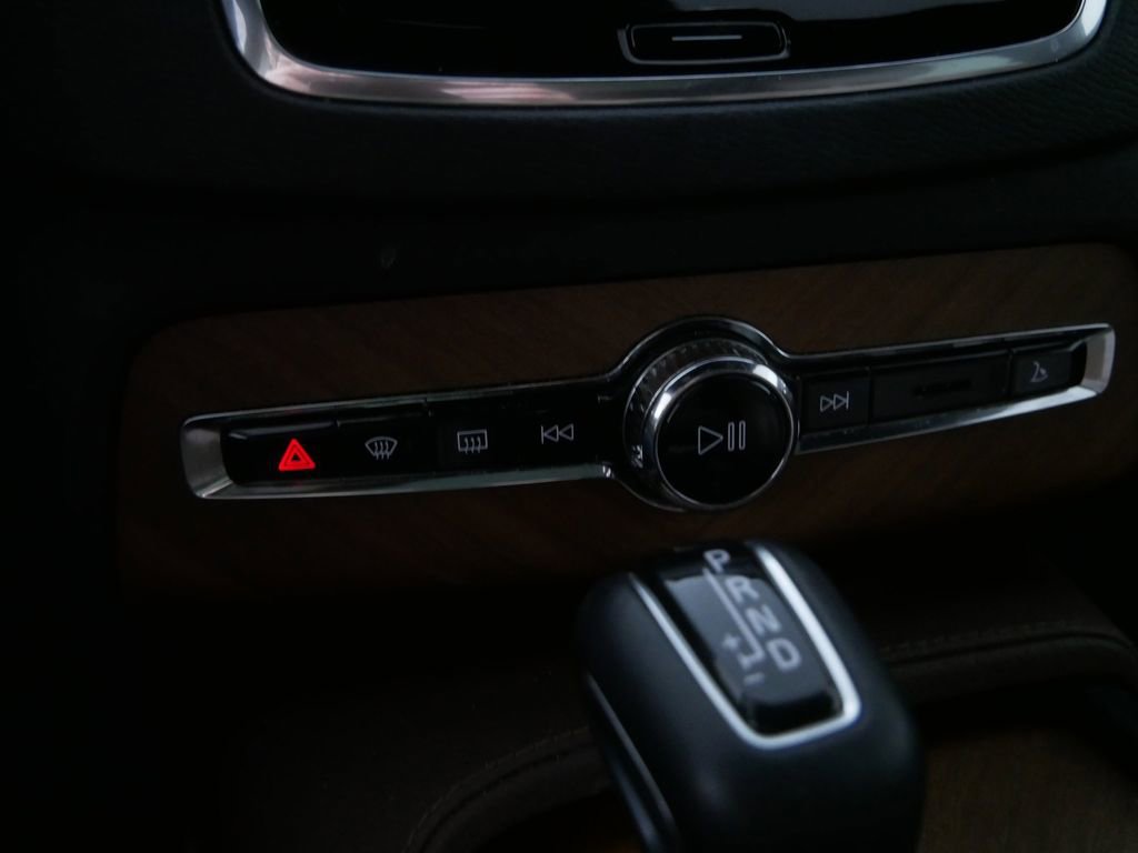 Used 2021 Volvo XC90 T6 Momentum w/ Climate Package AWD/4WD image 27