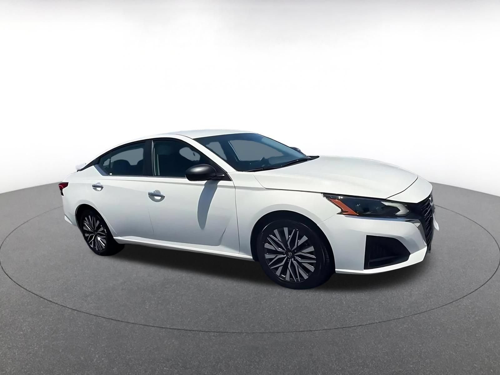 Used 2025 Nissan Altima 2.5 SV FWD image 2