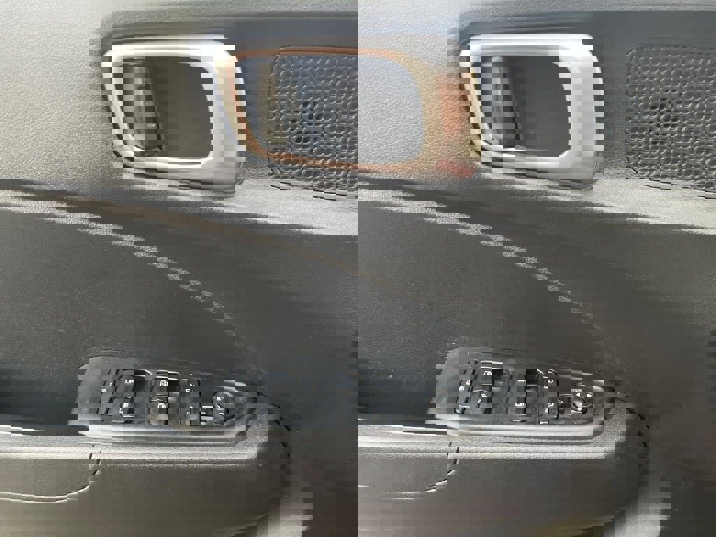 Used 2024 Hyundai Venue SEL image 18