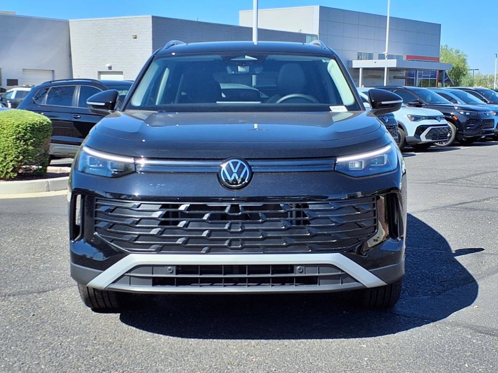 New 2025 Volkswagen Tiguan SE image 2