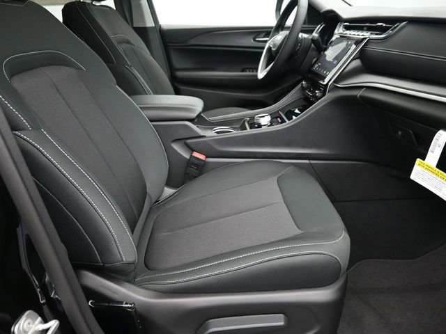 Used 2024 Jeep Grand Cherokee Laredo X image 12