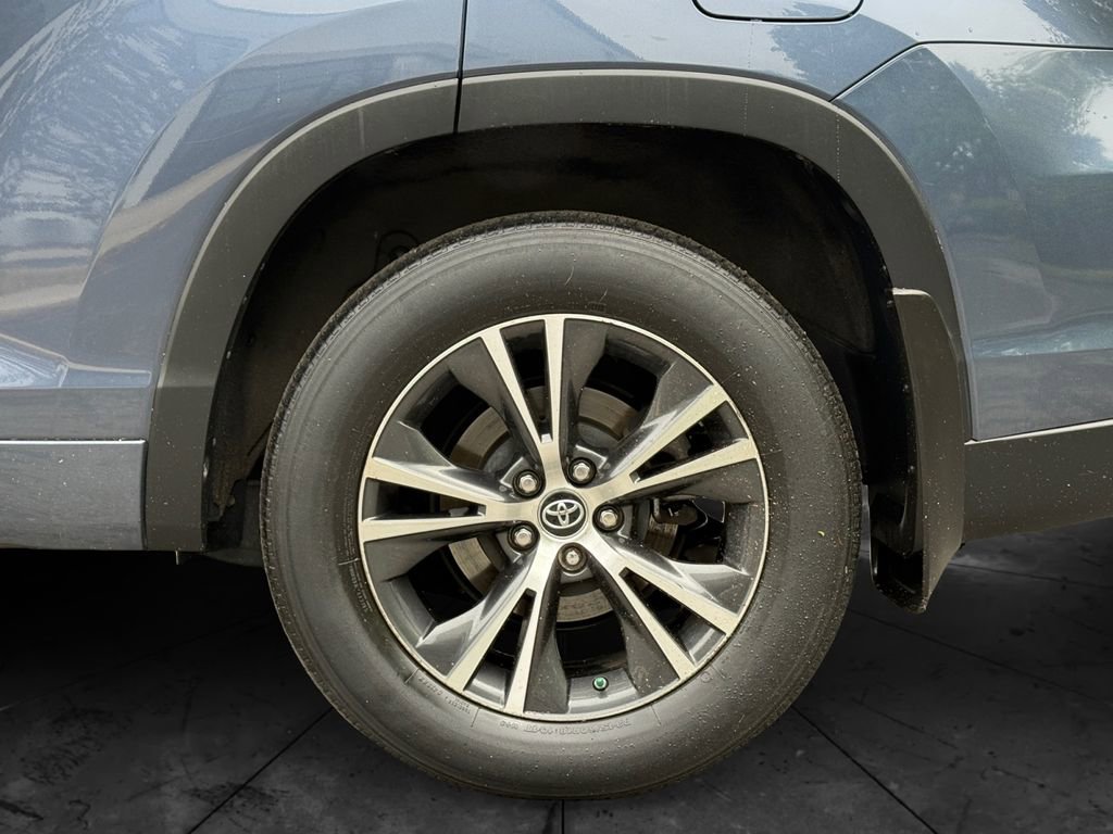 Used 2017 Toyota Highlander Plus AWD/4WD image 14