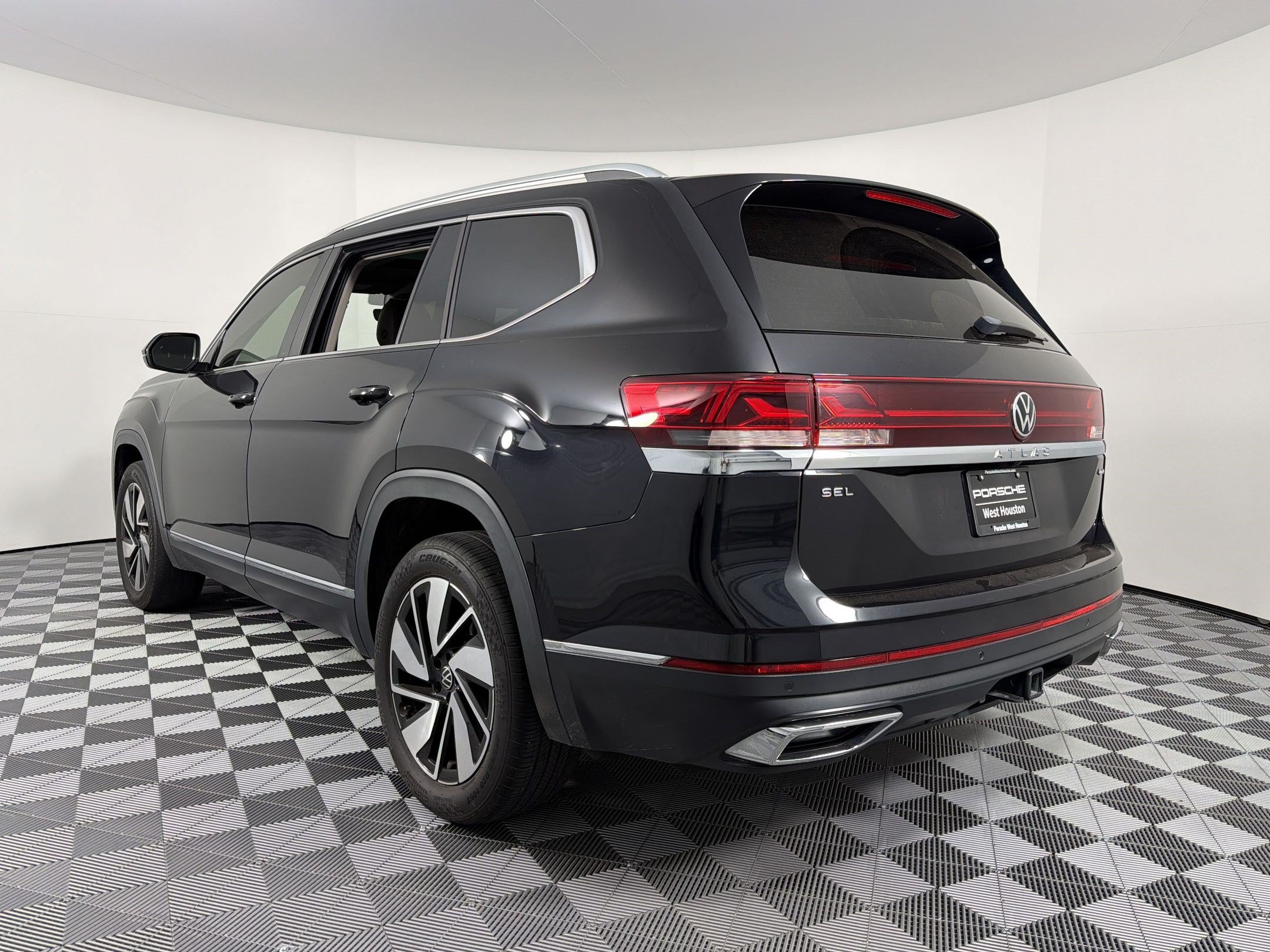 Used 2024 Volkswagen Atlas SEL AWD/4WD image 3