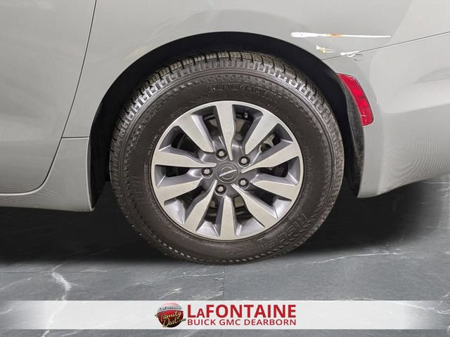 Used 2022 Chrysler Pacifica Touring-L w/ Uconnect Theater Family Group FWD image 31