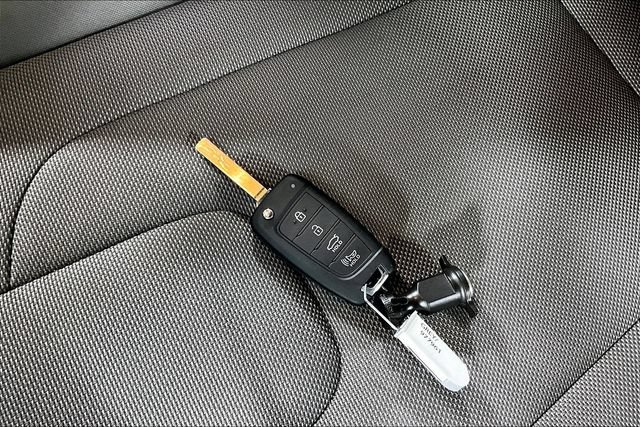 Used 2025 Hyundai Elantra SE FWD image 30