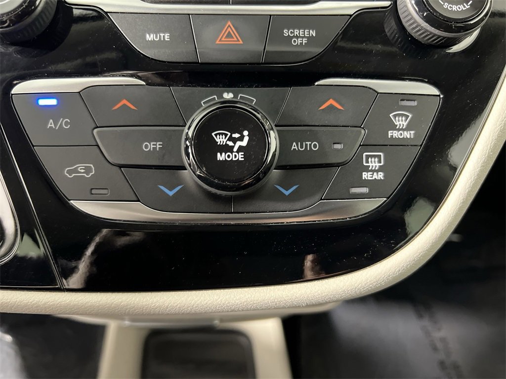 Used 2024 Chrysler Pacifica Touring-L image 16