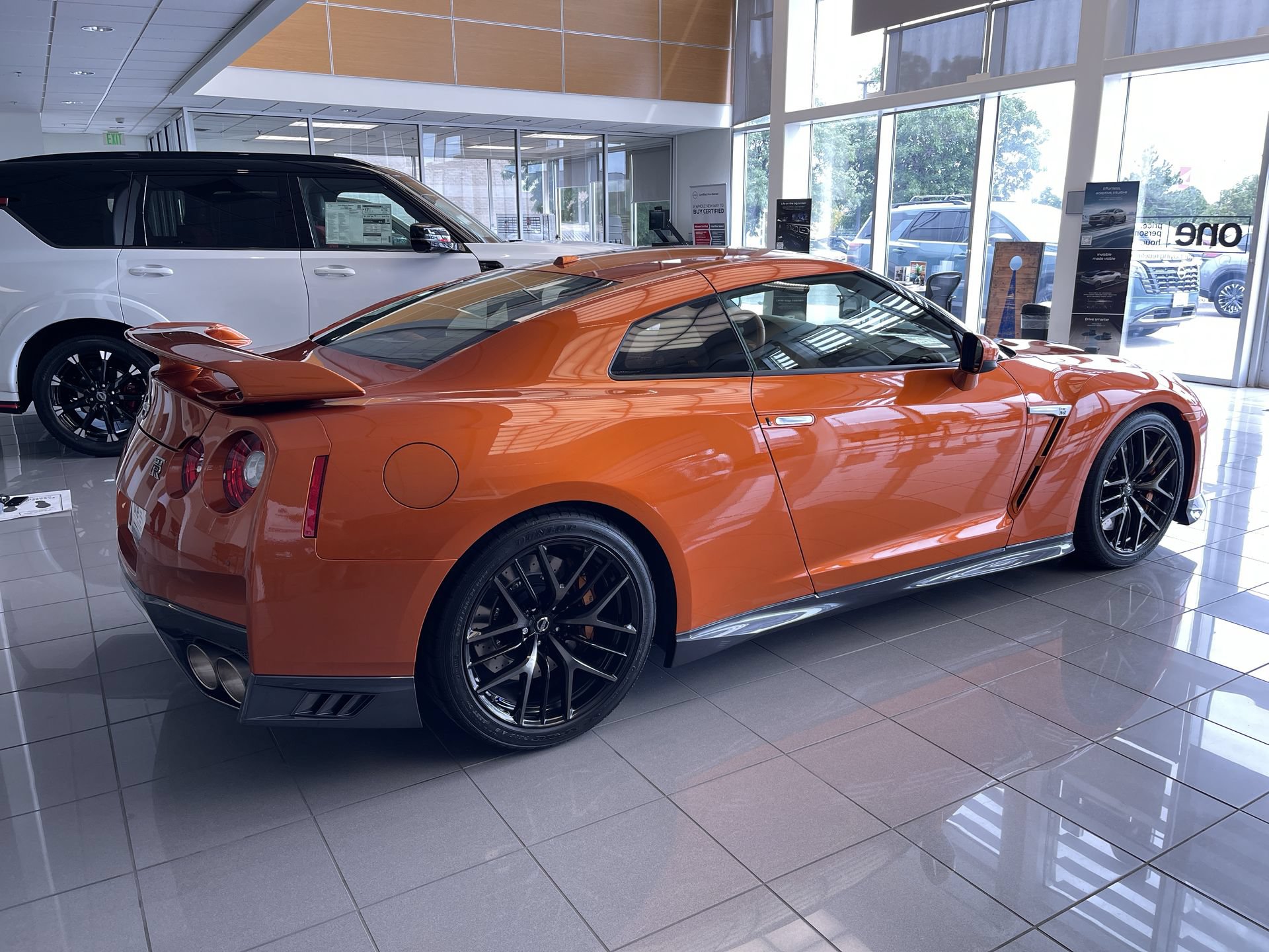 Used 2018 Nissan GT-R Premium w/ Premium Interior Package AWD/4WD image 8