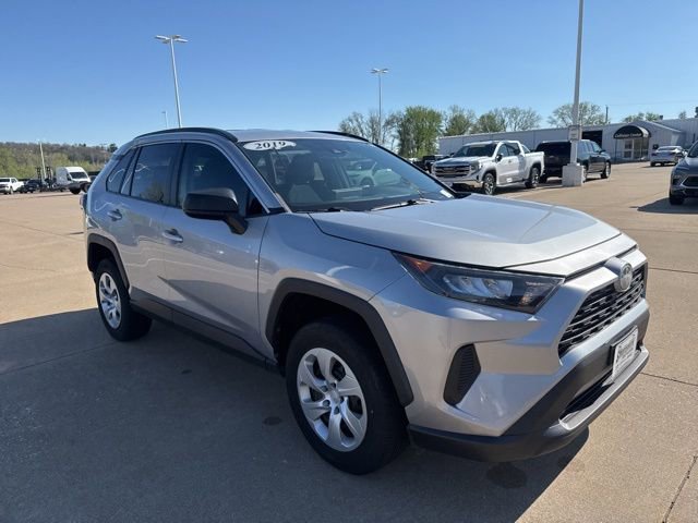 Used 2019 Toyota RAV4 LE image 1