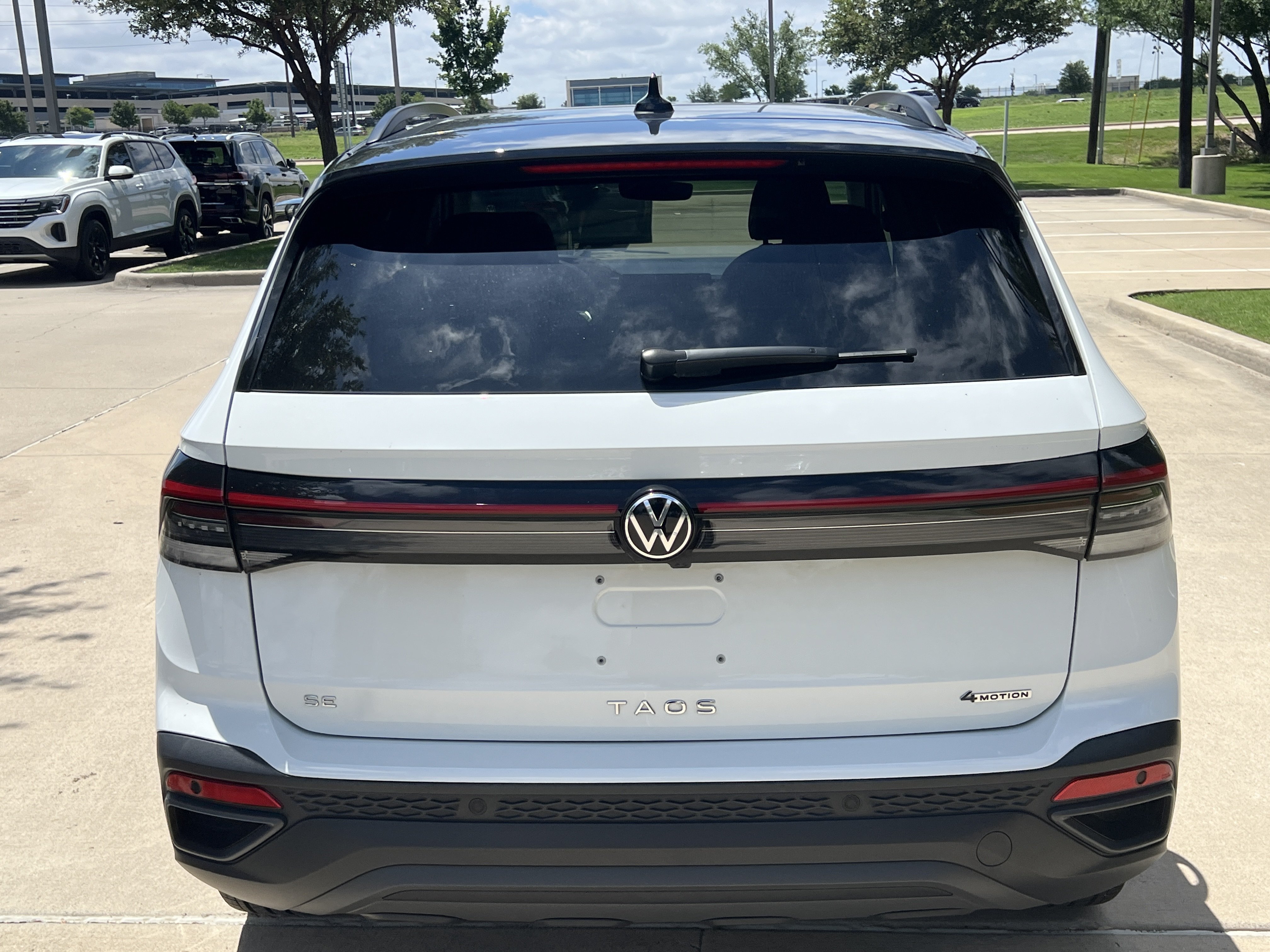 Certified 2025 Volkswagen Taos SE AWD/4WD image 9