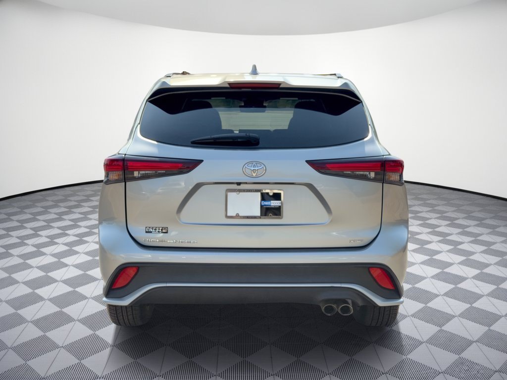 Used 2024 Toyota Highlander XSE FWD image 11