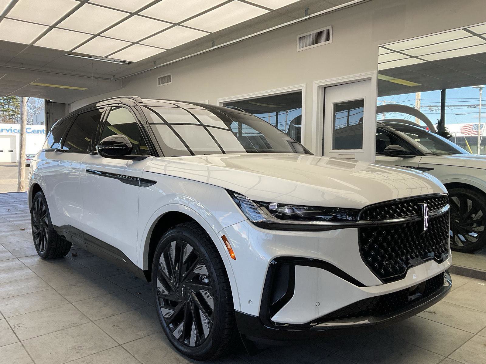 New 2024 Lincoln Nautilus Reserve w/ Jet Appearance Package (87T)