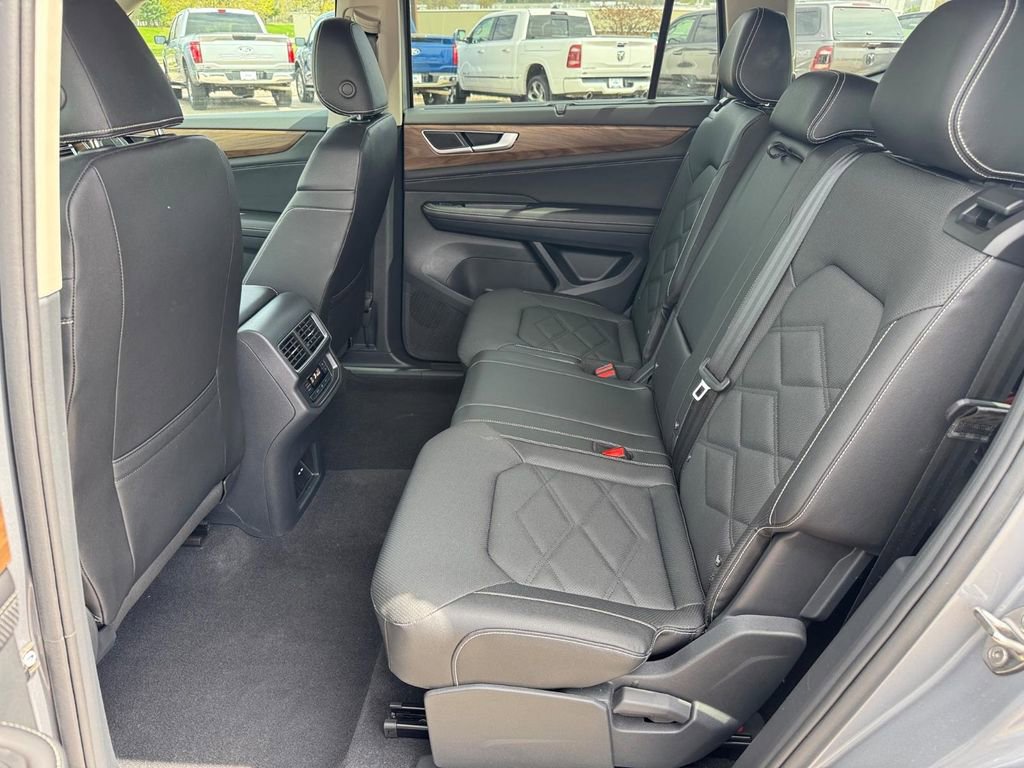 Used 2025 Volkswagen Atlas SE image 9